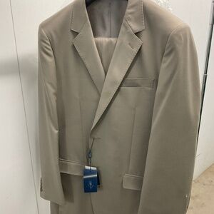 Beige suit by Leonardo Valenti